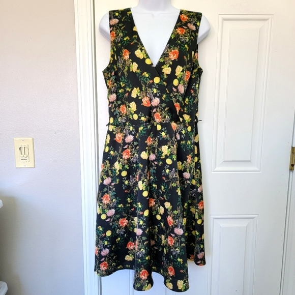 Banana Republic Dresses & Skirts - Banana Republic Black Satin Floral Lemon V Neck Lined Sleeveless Dress Size 6